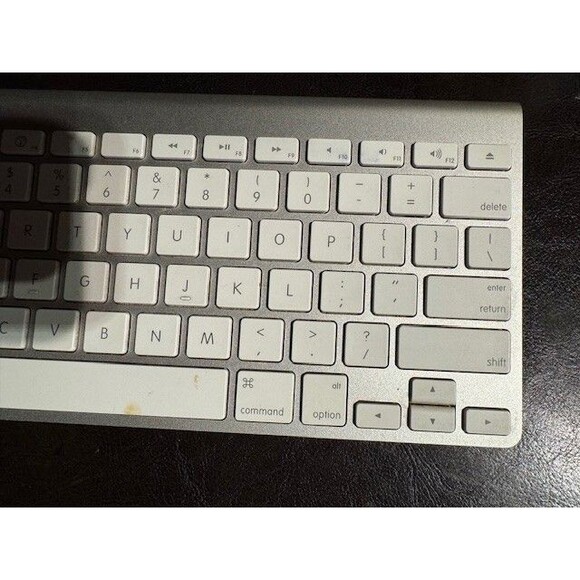 Apple Wireless Keyboard Bluetooth White Model# A1255 2007 - Picture 3 of 7